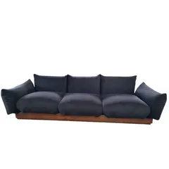 Foto de um(a) Sofá Marenco Vintage Estilo Anos 70, da categoria de Sofás. O Sofá Marenco Vintage Estilo Anos 70 é uma peça icônica que traz um toque de nostalgia e elegância para qualquer... Vendido no marketplace Trésors.