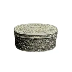Foto de um(a) Pequena caixa oval em metal, da categoria de Porta-Jóias. Pequeno porta jóias em metal, lindíssimos adornos arabescos em alto relevo por toda a caixa, inclusive na base, parte... Vendido no marketplace Trésors.
