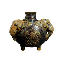 Foto de um(a) Vaso Elefantes Cerâmica, da categoria de Vasos. Vaso em cerâmica, representando 3 cabeças de elefantes, esmaltação na cor café/chocolate, aspecto rústico artesanal... Vendido no marketplace Trésors.