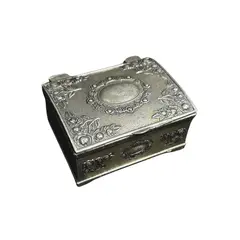 Foto de um(a) Pequena caixa retangular em metal, da categoria de Porta-Jóias. Pequena caixa VINTAGE em metal, toda ornamentada com delicados arabescos e florais em alto relevo, forro interno em veludo... Vendido no marketplace Trésors.