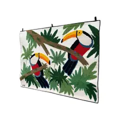 Foto de um(a) Tapeçaria Parede VAC Tucanos, da categoria de Arte têxtil. Uma bela e bem conservada tapeçaria de parede de Valdivino Alves Conceição, em perfeito estado de conservação. MEDIDAS:... Vendido no marketplace Trésors.