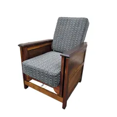 Foto de um(a) Poltrona de balanço Art Déco, da categoria de Poltronas. Belíssima poltrona de balanço Art Déco, estrutura em madeira imbuia com sistema de regulagem de inclinação, estofado... Vendido no marketplace Trésors.