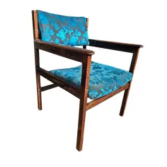 Foto de um(a) Poltrona J.M Magalhães com tecido floral, da categoria de Poltronas. As poltronas J.M Magalhães são a escolha perfeita para quem busca conforto e estilo em qualquer ambiente. Com um design... Vendido no marketplace Trésors.