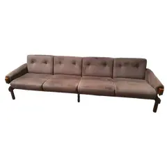 Foto de um(a) Sofá Anos 70 Vintage, da categoria de Sofás. O Sofá Anos 70 é a peça perfeita para quem busca um toque de elegância e estilo retrô em sua sala de estar. Com um... Vendido no marketplace Trésors.