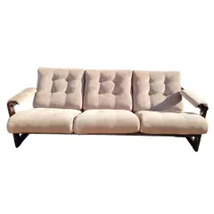 Foto de um(a) Sofá S1 Percival Lafer, da categoria de Sofás. Sofá modelo S1 de Percival Lafer, estrutura em jatobá tingido e estofado novo de suede. Restaurado, a pronta... Vendido no marketplace Trésors.