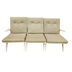 Foto de um(a) Raro Trio de Poltronas Anos 50, da categoria de Poltronas. Raro trio de poltronas dos anos 50. Seu estilo remete aos designs da arquiteta Lina Bo Bardi, com estrutura em madeira de... Vendido no marketplace Trésors.