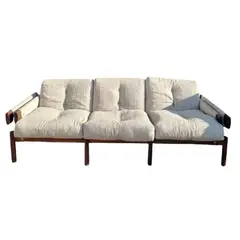 Foto de um(a) Sofá MP-19 Percival Lafer Vintage, da categoria de Sofás. O Sofá Percival Lafer MP 19 Vintage é uma peça icônica que combina elegância e conforto, ideal para quem aprecia o... Vendido no marketplace Trésors.