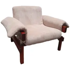 Foto de um(a) Poltrona anos 70 estilo Lafer, da categoria de Poltronas. Poltrona anos 70 super confortável, estrutura de madeira Gonçalo-Alves e tecido de suede claro.Medidas: 92cm L x 80cm P x... Vendido no marketplace Trésors.