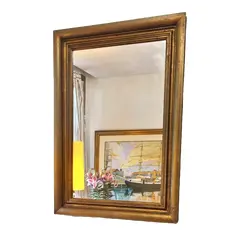 Foto de um(a) Espelho vintage com moldura em madeira, da categoria de Espelhos. Lindo espelho vintage, em perfeito estado, moldura em madeira com leve douração. Vendido no marketplace Trésors.