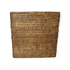 Foto de um(a) Cesto em vime, da categoria de Porta-Revistas. Linda cesta retangular em vime para guardados, pastas e revistas. Super útil e em ótimo estado! Medidas: 26 x 26 x 13cm. Vendido no marketplace Trésors.
