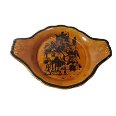 Foto de um(a) Louça Inglesa Ridways - início séc. XX, da categoria de Travessas e tigelas. Item de coleção, pequena travessa, imagem impressa em preto sobre faiança cor caramelo com sugestivo título impresso: ‘A... Vendido no marketplace Trésors.