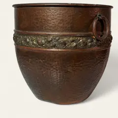 Foto de um(a) Cachepot em cobre, da categoria de Cachepot. Cachepot em cobre com barra adornada com flores e argolas laterais para sustentação. Muito bem conservada. Início do séc. XX. Vendido no marketplace Trésors.
