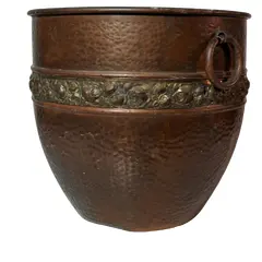 Foto de um(a) Cachepot em cobre, da categoria de Cachepot. Cachepot em cobre com barra adornada com flores e argolas laterais para sustentação. Muito bem conservada. Início do séc. XX. Vendido no marketplace Trésors.