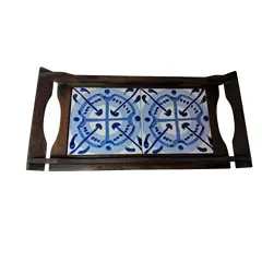 Foto de um(a) Azulejo Modernista, da categoria de Bandejas. Bandeja com bordas e alça em madeira e dois azulejos do arquiteto modernista Anisio Medeiros (1922 -2003). Padrão de... Vendido no marketplace Trésors.