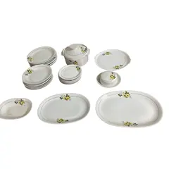 Foto de um(a) Jogo de jantar com 30 peças porcelana Renner, da categoria de Acessórios de cozinha. Lindo aparelho de jantar floral vintage, com diversas peças, incluindo pratos, travessas, sopeira, Ideal para ocasiões... Vendido no marketplace Trésors.