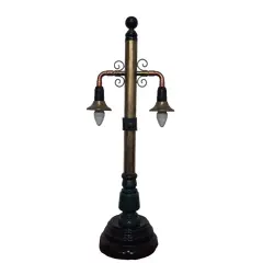 Foto de um(a) Abajur formato poste de rua, da categoria de Abajures. Abajur representando poste antigo com duas lâmpadas, placa praça da árvore. Medidas: altura 48 cm x largura 19 cm x base 12... Vendido no marketplace Trésors.