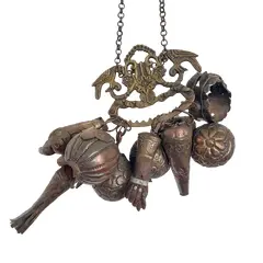 Foto de um(a) Penca de balangandã baiana em metal, da categoria de Objetos religiosos e espirituais. Antiga penca de balangandã baiana em metal com nove balangandãs diversos. O balangandã é um objeto de significado ritual... Vendido no marketplace Trésors.
