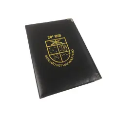 Foto de um(a) Militaria – Pasta para documentos – 20º BIB Batalhão de Infantaria Blindada Curitiba-PR, da categoria de Outras militarias. Militaria – Pasta para documentos – 20º BIB Batalhão de Infantaria Blindada Curitiba-PR Feito em Courino preto, interior... Vendido no marketplace Trésors.