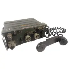 Foto de um(a) Rádio Militar Ry-20 Exército Brasileiro 1984 Original, da categoria de Outras militarias. Rádio Militar Ry-20 Exército Brasileiro 1984 Original Detalhes do Produto: - Ano de Fabricação: 1984 - Modelo: RY-20 - Uso:... Vendido no marketplace Trésors.