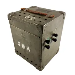 Foto de um(a) Militaria - Filtro de Rede Militar - Para Comunicações Via Rádio, da categoria de Outras militarias. Militaria - Filtro de Rede Militar - Para Comunicações Via Rádio - Feito de madeira - 19x21x26cm - marcações: SR e 50A - Com... Vendido no marketplace Trésors.