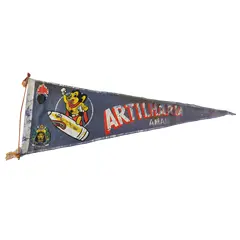 Foto de um(a) Militaria - Flâmula / Galhardete original AMAN / Academia Militar dos Agulhas Negras - Artilharia, da categoria de Outras militarias. Militaria - Flâmula / Galhardete original AMAN / Academia Militar dos Agulhas Negras - Artilharia 50cm de comprimento. Vendido no marketplace Trésors.