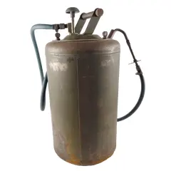 Foto de um(a) Militaria - Bomba de Óleo Antiga, da categoria de Outras militarias. Militaria - Bomba de Óleo Antiga - 50cm de altura - 27cm de diâmetro - Ótimo para de coração de garagem e ambientes rústicos. Vendido no marketplace Trésors.