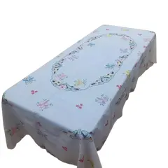 Foto de um(a) Toalha de mesa bordada, da categoria de Toalhas de Mesa. Belissima e grandiosa toalha de mesa bordada com flores coloridas. Medidas: comprimento 285 cm x largura 150 cm. Vendido no marketplace Trésors.