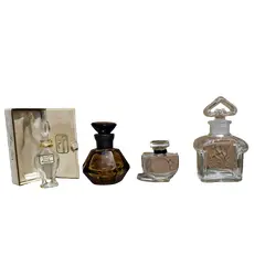 Foto de um(a) Coleção de raros frascos de perfumes franceses, da categoria de Garrafas, potes e jarros. Belíssima coleção de frascos de perfumes franceses (vazios). Sendo 4 de vidro transparente e 1 de cristal âmbar. Marca... Vendido no marketplace Trésors.