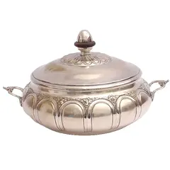 Foto de um(a) Grande e Imponente Sopeira Portuguesa Fernando Alves - Espessurada a prata, da categoria de Terrinas de sopa. Extraordinária sopeira portuguesa banhada a prata, marca Fernando Alves, toda trabalhada, bem grande com capacidade de 10... Vendido no marketplace Trésors.