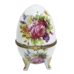 Foto de um(a) Ovo Fabergé em porcelana Limoges, da categoria de Objetos decorativos. Charmoso ovo Fabergé com decoração de flores pintado à mão em policromia, com acabamento em metal dourado, assente em tripé... Vendido no marketplace Trésors.