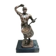 Foto de um(a) Escultura em bronze maciço figura masculina, da categoria de Escultura. Sólida escultura de bronze maciço representando figura masculina tocando instrumento musical. Assente em base retangular,... Vendido no marketplace Trésors.