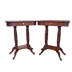Foto de um(a) Par de mesas de canto em madeira nobre, da categoria de Mesas laterais. Belíssimo par de mesas de canto em madeira nobre com pés torneados e gavetas (peças restauradas)Medidas: altura 69 cm x... Vendido no marketplace Trésors.