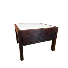 Foto de um(a) Mesa de apoio anos 70, da categoria de Mesas laterais. De linhas simples e desenho limpo, essa mesa quadrada combina estrutura em madeira maciça com tampo em fórmica branca,... Vendido no marketplace Trésors.