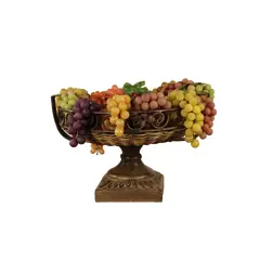 Foto de um(a) Centro de mesa em vime com pedestal e uvas decorativas, da categoria de Centro de mesa. Dimensões de 29,0 cm de altura, 44,5 cm de largura e 43,0 cm de comprimento. Composto por uma cesta trançada em vime... Vendido no marketplace Trésors.
