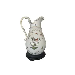 Foto de um(a) Vaso de porcelana, da categoria de Vasos. Jarra de Porcelana Alemã Sitzendorf – Antiga, Decorada com Pássaros, Borboletas e Detalhes em Ouro Peça rara e refinada de... Vendido no marketplace Trésors.
