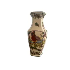 Foto de um(a) Vaso de porcelana, da categoria de Vasos. Vaso em cerâmica esmaltada, decorado com cardeais e ramos de azevinho, além de pinhas e laços. Peça de estilo clássico, com... Vendido no marketplace Trésors.