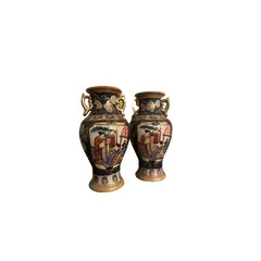Foto de um(a) Par de vasos chineses, da categoria de Vasos. Par de vasos orientais decorativos – feitos à mão Lindo par de vasos em porcelana, pintados à mão, com riquíssimos detalhes... Vendido no marketplace Trésors.