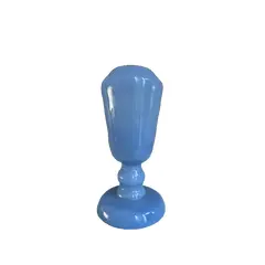 Foto de um(a) Vaso azul claro em opalina - anos 60, da categoria de Vasos. Vaso em opalina na cor azul claro fabricado na Europa, com base arredondada com detalhes circulares e boleados, e que se... Vendido no marketplace Trésors.
