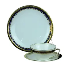 Foto de um(a) Trio de chá porcelana Real, da categoria de Xícaras. Trio em porcelana branca para chá da renomada marca REAL / S PAULO / MADE IN BRAZIL, com barrado em farta douração e faixa... Vendido no marketplace Trésors.