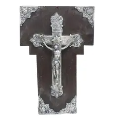 Foto de um(a) Crucifixo com base em madeira, da categoria de Objetos religiosos e espirituais. ARTE SACRA - Crucifixo com base em madeira escura. A cruz possui imagem de Cristo em relevo, com detalhes florais nos quatro... Vendido no marketplace Trésors.