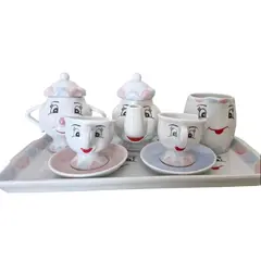 Foto de um(a) Lindíssimo jogo de chá A Bela e a Fera em porcelana, da categoria de Conjuntos de café e chá. Lindo jogo de chá 'A Bela e a Fera' em porcelana, rico em detalhes! Contém:- Bandeja- 2 Xícaras com pires- 1 Açucareiro- 1... Vendido no marketplace Trésors.