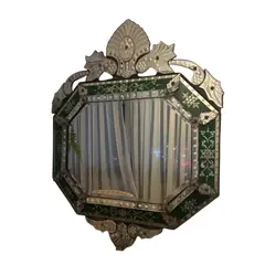 Foto de um(a) Espelho veneziano verde, da categoria de Outros objetos decorativos. Espelho Veneziano verde antigo. Moldura em vidro lapidado e entalhes florais. Mede: 110x80cm. Vendido no marketplace Trésors.