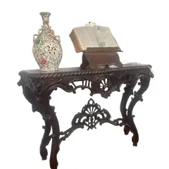 Foto de um(a) Console entalhado em madeira maciça – Estilo Clássico/Antiquário, da categoria de Aparadores e Buffet. Belíssimo console em madeira nobre maciça, ricamente entalhado à mão, com detalhes florais e arabescos em alto-relevo. A... Vendido no marketplace Trésors.