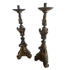 Foto de um(a) Par de Candelabros de talha, da categoria de Castiçais. Um par de castiçais antigos, confeccionados em madeira maciça, talhados à mão com riqueza de detalhes. Possuem acabamento em... Vendido no marketplace Trésors.