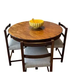 Foto de um(a) Mesa Jantar 4 lugares (120cm) em Jacarandá, da categoria de Mesas de Jantar. Linda mesa com pés em jacarandá e tampo com lâmina de jacarandá (restaurada em 2022). Perfeita para 4 lugares (120cm) OBS:... Vendido no marketplace Trésors.