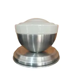 Foto de um(a) Luminária de mesa em metal e opalina 70’s, da categoria de Iluminação de mesa e chão. 70’s | luminária em opalina e metal | Sua cúpula é do formato chapéu e possui a base em metal no formato de uma cuia. A... Vendido no marketplace Trésors.