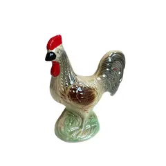 Foto de um(a) Escultura Galo em porcelana, da categoria de Escultura. Galo em porcelana pintada. está praticamente perfeito, apenas com uma marquinha de tinta vermelha no rabo. Mede 17x16cm. Vendido no marketplace Trésors.