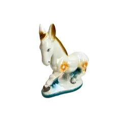 Foto de um(a) Escultura bibelô Burrinho em porcelana pintada, da categoria de Escultura. Burrinho em porcelana pintada. Está com alguns desgastes na pintura como mostrado nas fotos. Mede 18x17cm. Vendido no marketplace Trésors.