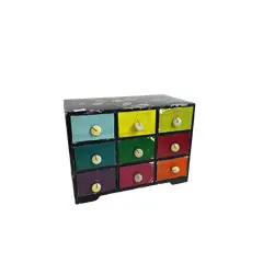 Foto de um(a) Porta joias ou cacarecos em madeira revestida, da categoria de Porta-Jóias. Porta joias ou cacarecos em madeira revestida em material sintético. Várias marcas do tempo e uso como nas fotos. Medidas:... Vendido no marketplace Trésors.