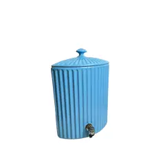 Foto de um(a) Grande talha (bebedouro) em cerâmica esmaltada, da categoria de Garrafas e Decantadores. Grande talha em cerâmica esmaltada azul clara, para cantos 90 graus. Apresenta vários lascados como mostrado nas fotos.... Vendido no marketplace Trésors.